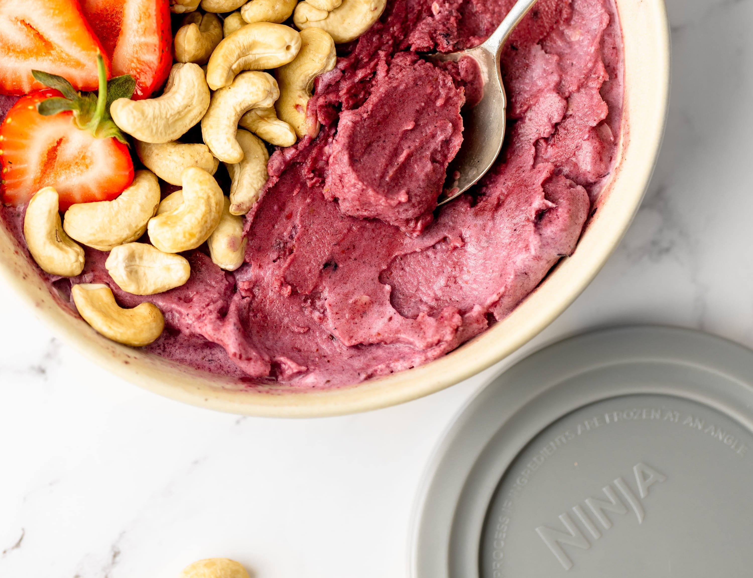 Vegan Berry Cheesecake Smoothie Bowl